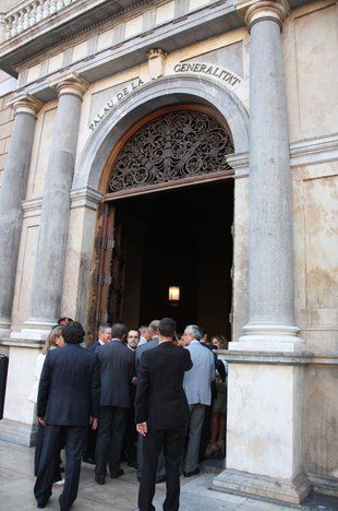 Alts càrrecs del Govern entrant a la reunió al Palau de la Generalitat (vertical)