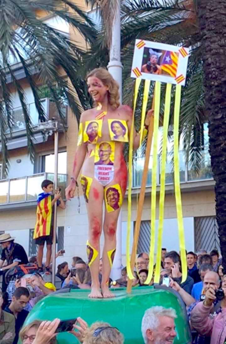 Aparece una señora desnuda con la foto de Junqueras en los pechos – Dolça  Catalunya