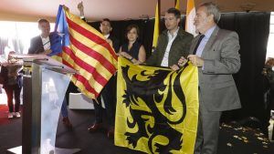 Resultado de imagen de ATRIL REVESTIDO DE BANDERA NAZI FLAMENCA Y PUIGDEMONT